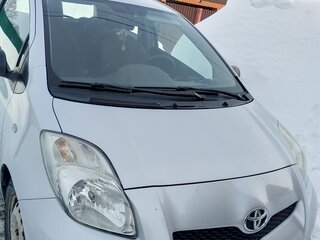 2008 Toyota Yaris II, серебристый, 580000 рублей, вид 3