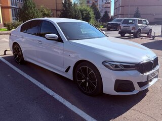 2020 BMW 5 серии 520d xDrive VII (G30/G31/G38) Рестайлинг, белый, 3950000 рублей, вид 3