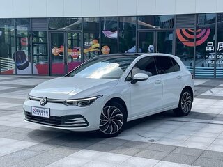 2023 Volkswagen Golf VIII, серебристый, 1840000 рублей, вид 1