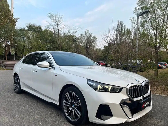 2025 BMW 5 серии Long 530Li xDrive VIII (G60/G61/G68), белый, 6499111 рублей - вид 2