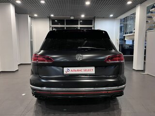 2019 Volkswagen Touareg III, чёрный, 4940000 рублей, вид 4