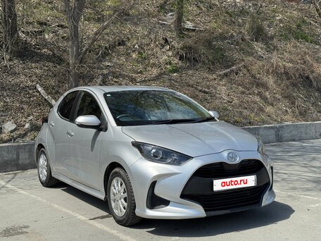 2020 Toyota Yaris IV, серебристый, 900000 рублей, вид 1