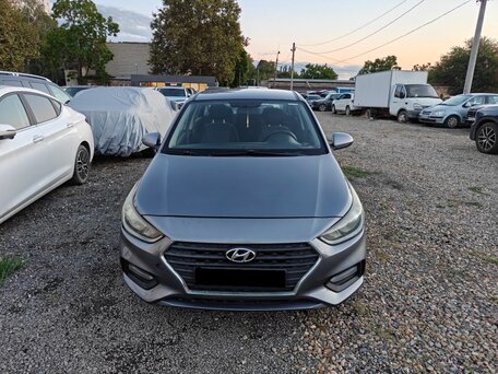 2018 Hyundai Solaris II, серый, 882000 рублей, вид 1