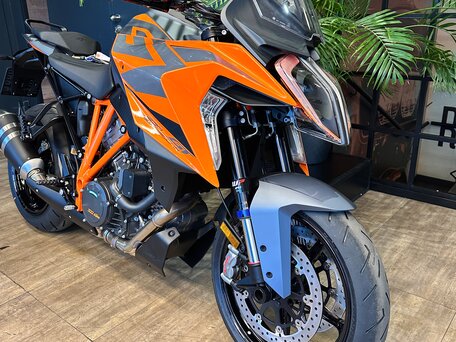 2023 KTM 1290 Super Duke GT, оранжевый, 1728000 рублей, вид 3