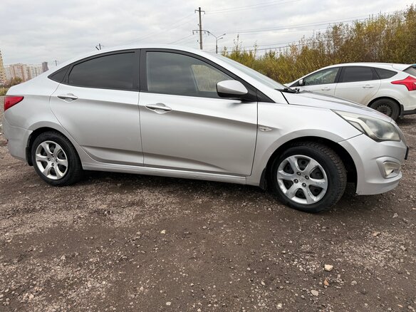 2014 Hyundai Solaris I, серебристый, 750000 рублей - вид 4