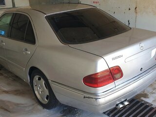 1997 Mercedes-Benz E-Класс 220 II (W210, S210), серебристый, 360000 рублей, вид 4