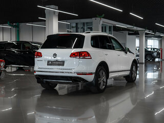 2017 Volkswagen Touareg II Рестайлинг, белый, 3380000 рублей, вид 5