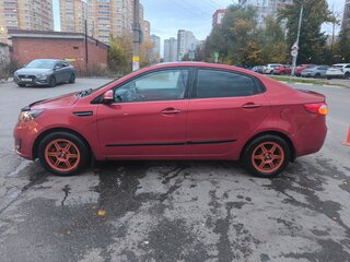 2013 Kia Rio 5-speed III, красный, 650000 рублей, вид 4