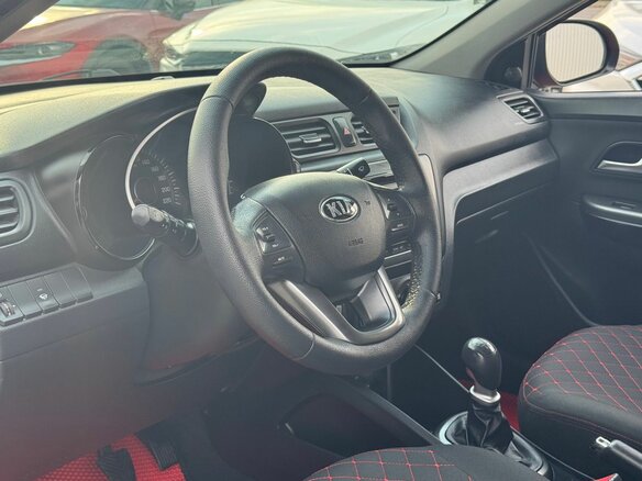 2013 Kia Rio 5-speed III, красный, 849000 рублей - вид 12