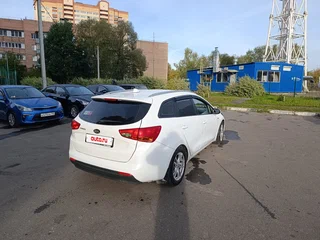2017 Kia Ceed II Рестайлинг, белый, 900000 рублей, вид 5