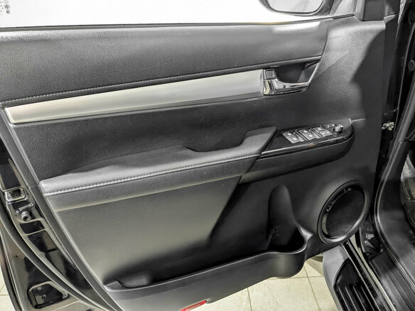 2017 Toyota Hilux VIII, чёрный, 3575000 рублей - вид 16