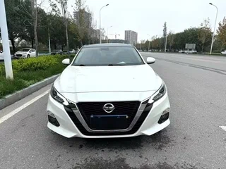 2023 Nissan Sylphy IV (B18) Рестайлинг, белый, 1540000 рублей, вид 3