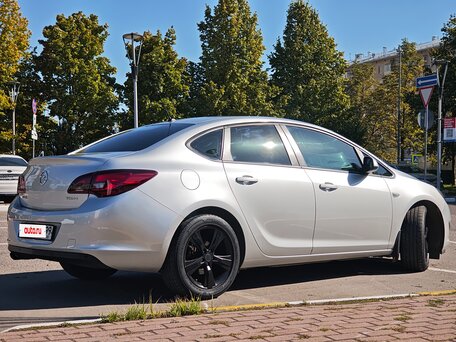 2013 Opel Astra J Рестайлинг, серебристый, 830000 рублей, вид 2