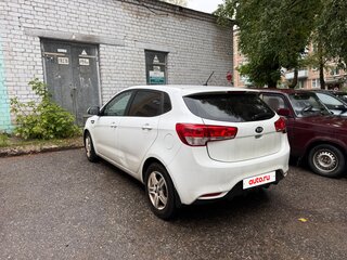 2015 Kia Rio III Рестайлинг, белый, 730000 рублей, вид 4