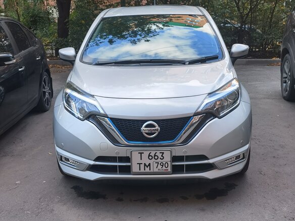 2019 Nissan Note e-Power II Рестайлинг, серебристый, 1200000 рублей - вид 1