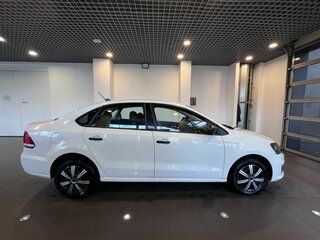 2017 Volkswagen Polo V Рестайлинг, белый, 1150000 рублей, вид 2