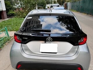 2023 Toyota Yaris IV, серебристый, 1050000 рублей, вид 4