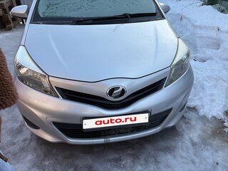 2012 Toyota Vitz III (XP130), серебристый, 760000 рублей, вид 1