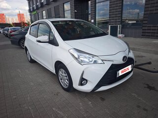 2017 Toyota Vitz III (XP130) Рестайлинг 2, белый, 980000 рублей, вид 2