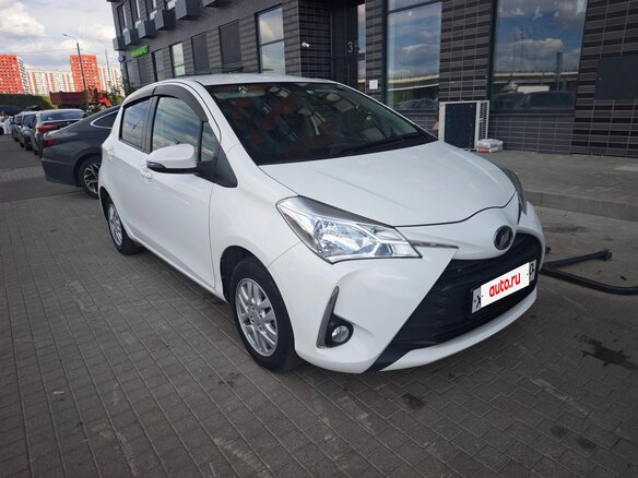 2017 Toyota Vitz III (XP130) Рестайлинг 2, белый, 980000 рублей - вид 1