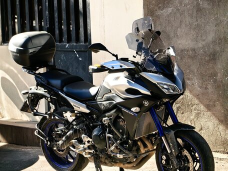2015 Yamaha MT-09 Tracer (FJ-09), серебристый, 800000 рублей, вид 1