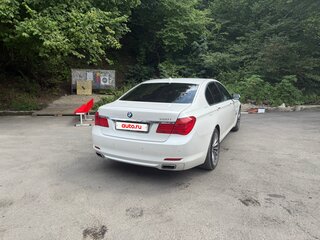 2010 BMW 7 серии 750i xDrive V (F01/F02/F04), белый, 2000000 рублей, вид 3