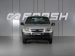 2018 Chevrolet Niva I Рестайлинг, серебристый, 670000 рублей, вид 3