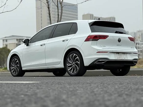 2022 Volkswagen Golf VIII, белый - вид 2