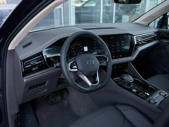 2025 Volkswagen Touareg III Рестайлинг, синий, 8099900 рублей - вид 4