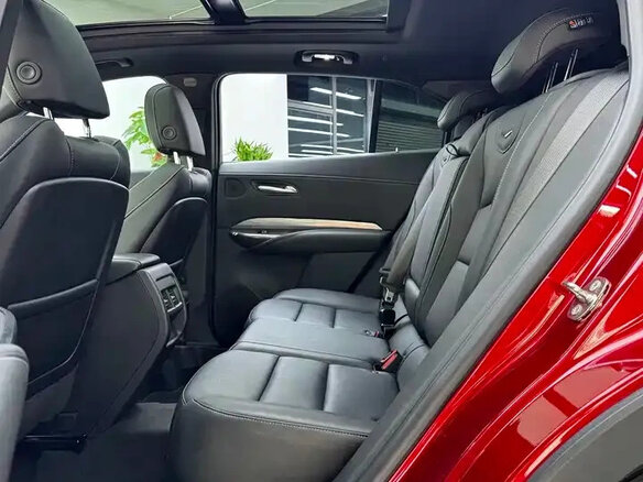 2025 Cadillac XT4 I Рестайлинг, красный - вид 16