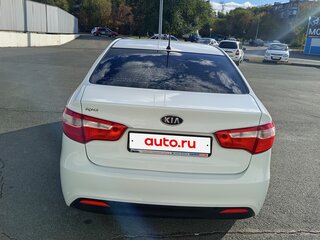 2012 Kia Rio 5-speed III, белый, 880000 рублей, вид 2