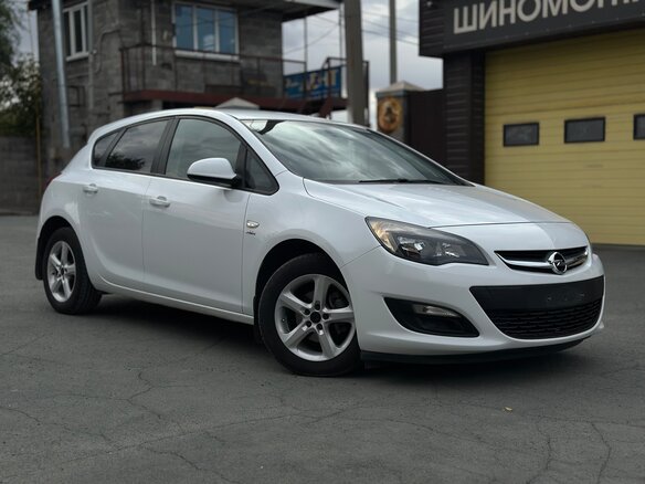 2013 Opel Astra J Рестайлинг, белый - вид 2