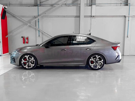 2025 Skoda Octavia RS IV Рестайлинг, серый, 5300000 рублей, вид 4