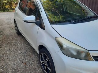 2012 Toyota Vitz III (XP130), белый, 650000 рублей, вид 5