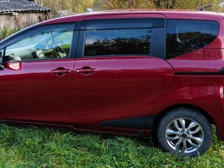 2021 Toyota Sienta II Рестайлинг, красный, 1800000 рублей, вид 1