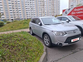 2014 Mitsubishi Outlander III Рестайлинг, серебристый, 1600000 рублей, вид 3