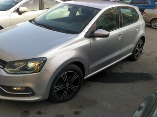 2017 Volkswagen Polo V Рестайлинг, серебристый, 1130000 рублей, вид 2
