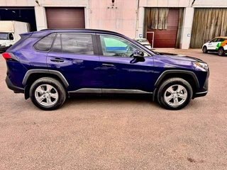 2023 Toyota RAV4 V (XA50), синий, 4750000 рублей, вид 4