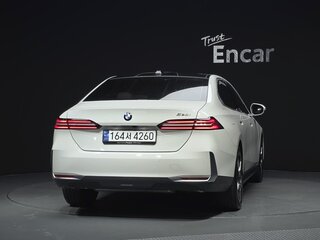 2024 BMW 5 серии 520i VIII (G60/G61/G68), белый, 5983000 рублей, вид 4