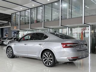 2022 Skoda Superb III Рестайлинг, серебристый, 1900000 рублей, вид 4