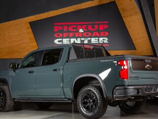 2025 Chevrolet Silverado ZR2 IV (T1XX) Рестайлинг, зелёный, 13048000 рублей, вид 3