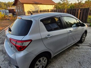 2017 Toyota Vitz III (XP130) Рестайлинг 2, серебристый, 1000000 рублей, вид 2