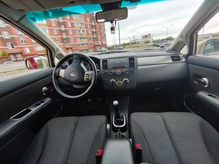 2010 Nissan Tiida I Рестайлинг, коричневый, 850000 рублей, вид 4
