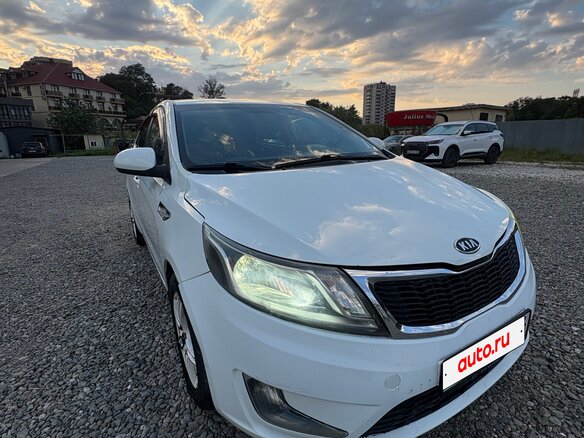 2012 Kia Rio 4-speed III, белый, 650000 рублей - вид 3