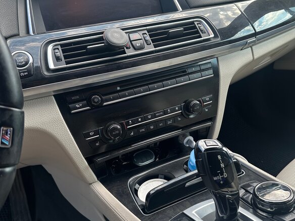 2014 BMW 7 серии 750i xDrive V (F01/F02/F04) Рестайлинг, синий, 2300000 рублей - вид 9