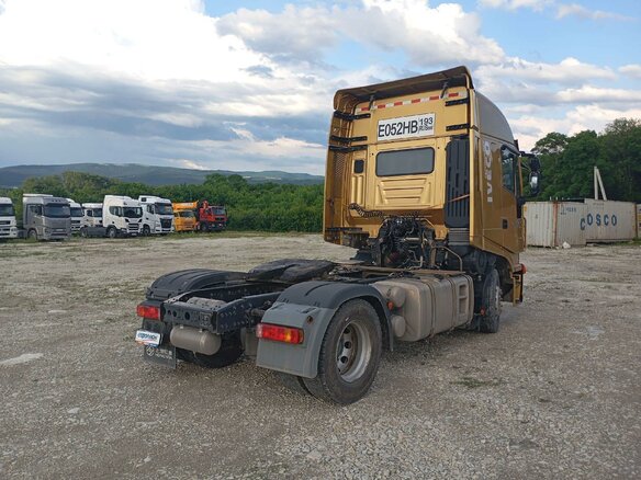 2023 IVECO-Hongyan 4x2, жёлтый, 2955450 рублей - вид 2