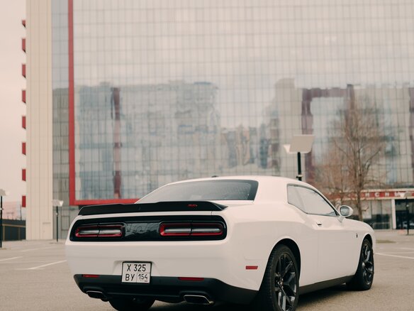 2022 Dodge Challenger R__T III Рестайлинг 2, белый, 10000000 рублей - вид 1