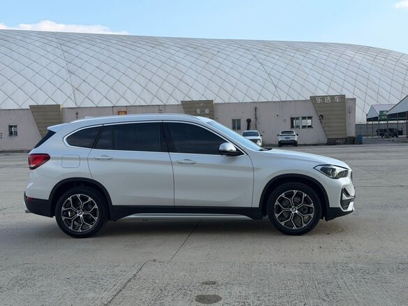2022 BMW X1 20Li sDrive II (F48) Рестайлинг, белый - вид 3