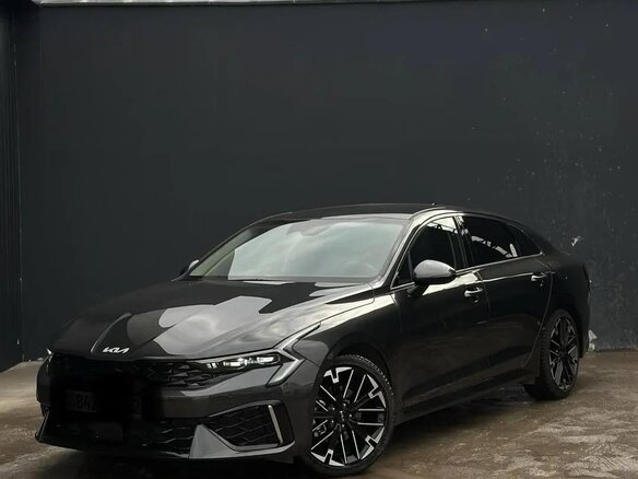 2023 Kia K5 III Рестайлинг, чёрный, 2960000 рублей - вид 2
