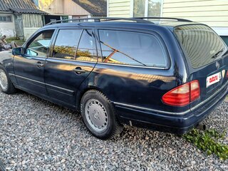 1996 Mercedes-Benz E-Класс 230 II (W210, S210), синий, 300000 рублей, вид 3